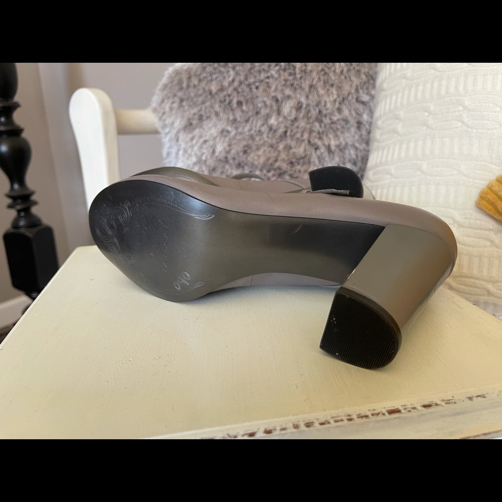 Gorgeous “greige” heels! Like new! - Picture 3 of 6